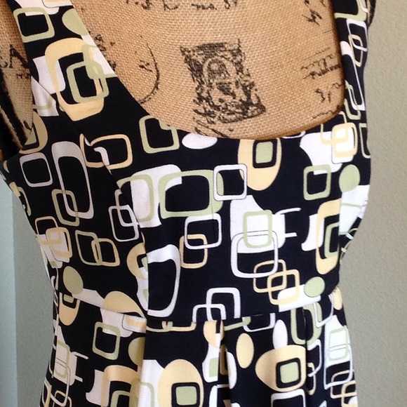 Sleeveless dress with pleats and pockets. - Picture 2 of 4